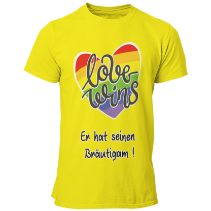 Das JGA T-Shirt "Love wins" mit einem bunten Regenbogenherz und dem Schriftzug „Er hat ihn gefunden“ feiert schwule Liebe. Es bietet angenehmen Tragekomfort und eine gute Passform, perfekt für die Feierlichkeiten. In verschiedenen Farben erhältlich, ist es ideal für einen farbenfrohen Junggesellenabschied.