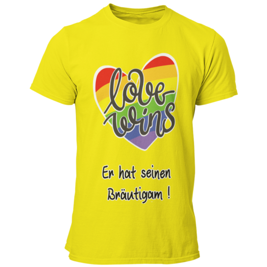 Das JGA T-Shirt "Love wins" mit einem bunten Regenbogenherz und dem Schriftzug „Er hat ihn gefunden“ feiert schwule Liebe. Es bietet angenehmen Tragekomfort und eine gute Passform, perfekt für die Feierlichkeiten. In verschiedenen Farben erhältlich, ist es ideal für einen farbenfrohen Junggesellenabschied.