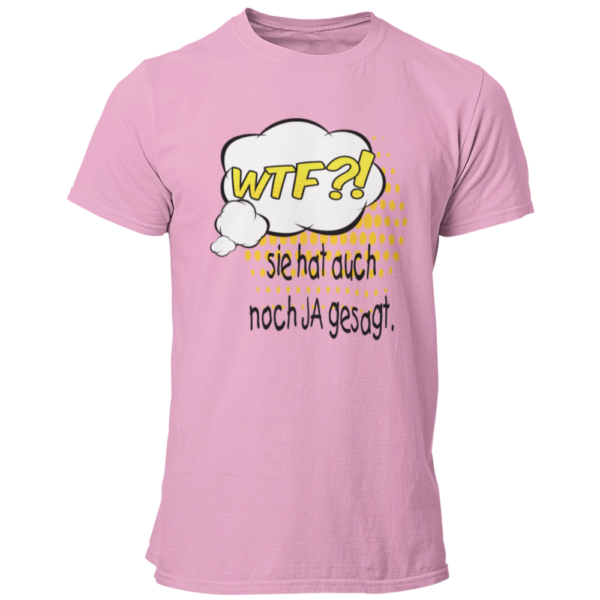 Das JGA T-Shirt "WTF?! Sie hat …" sorgt für Lacher beim Junggesellenabschied! Mit dem humorvollen Spruch „WTF?! Sie hat auch noch ja gesagt!“ zeigt ihr die Überraschung über die bevorstehende Hochzeit. Das moderne Comic-Design und der bequeme Schnitt machen es zum perfekten Shirt für eine unvergessliche Feier!