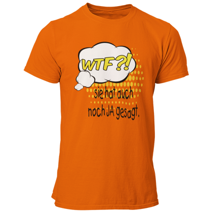 Das JGA T-Shirt "WTF?! Sie hat …" sorgt für Lacher beim Junggesellenabschied! Mit dem humorvollen Spruch „WTF?! Sie hat auch noch ja gesagt!“ zeigt ihr die Überraschung über die bevorstehende Hochzeit. Das moderne Comic-Design und der bequeme Schnitt machen es zum perfekten Shirt für eine unvergessliche Feier!