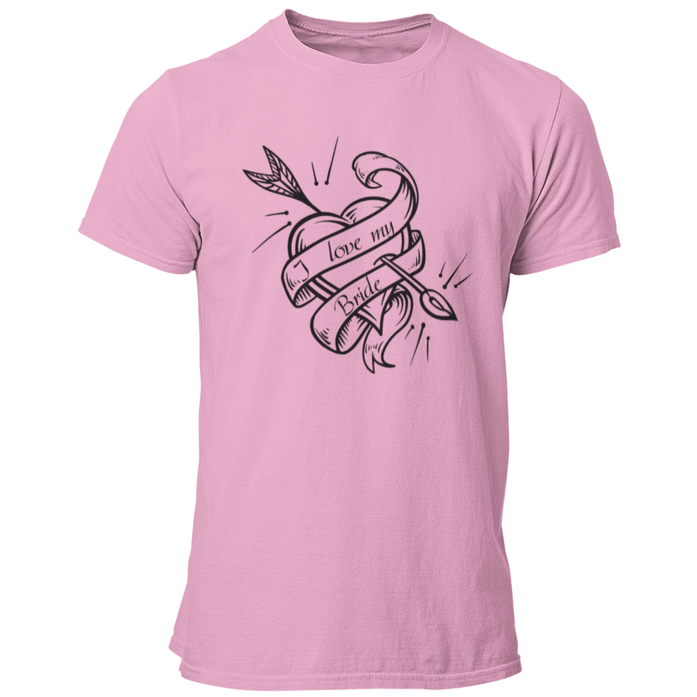 JGA-T-Shirt "Love my Bride Tattoo" im Vintage-Stil mit einem Tattoo-Motiv: ein Herz, durchbohrt von einem Pfeil, und dem Schriftzug „I love my Bride“. Humorvolles Design, ideal für Bräutigame, die ihre Liebe zur Braut feiern möchten. Erhältlich in verschiedenen Farben für eine individuelle Gestaltung.