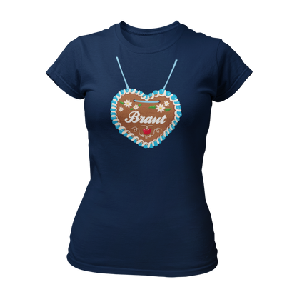 JGA T-Shirt "Lebkuchenherz (Braut)" für Damen, das durch ein auffälliges Design mit einem großen Lebkuchenherz-Aufdruck zum Blickfang auf Junggesellinnenabschieden wird. Das Shirt zeigt in verschnörkelten Buchstaben den Schriftzug "Braut" auf dem Herz. Erhältlich in verschiedenen Farben, bietet es eine taillierte Passform mit kurzen, anliegenden Ärmeln für angenehmen Tragekomfort. Perfekt für die gesamte Mädelsclique, die das "Lebkuchenherz Crew" Shirt trägt. Das Shirt lässt sich ideal mit verschiedenen Acc