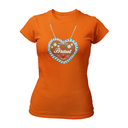 JGA T-Shirt "Lebkuchenherz (Braut)" für Damen, das durch ein auffälliges Design mit einem großen Lebkuchenherz-Aufdruck zum Blickfang auf Junggesellinnenabschieden wird. Das Shirt zeigt in verschnörkelten Buchstaben den Schriftzug "Braut" auf dem Herz. Erhältlich in verschiedenen Farben, bietet es eine taillierte Passform mit kurzen, anliegenden Ärmeln für angenehmen Tragekomfort. Perfekt für die gesamte Mädelsclique, die das "Lebkuchenherz Crew" Shirt trägt. Das Shirt lässt sich ideal mit verschiedenen Acc