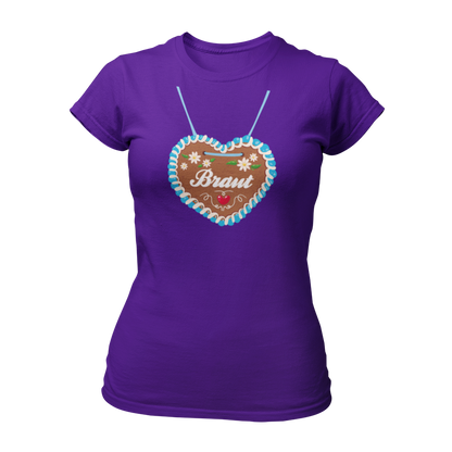 JGA T-Shirt "Lebkuchenherz (Braut)" für Damen, das durch ein auffälliges Design mit einem großen Lebkuchenherz-Aufdruck zum Blickfang auf Junggesellinnenabschieden wird. Das Shirt zeigt in verschnörkelten Buchstaben den Schriftzug "Braut" auf dem Herz. Erhältlich in verschiedenen Farben, bietet es eine taillierte Passform mit kurzen, anliegenden Ärmeln für angenehmen Tragekomfort. Perfekt für die gesamte Mädelsclique, die das "Lebkuchenherz Crew" Shirt trägt. Das Shirt lässt sich ideal mit verschiedenen Acc