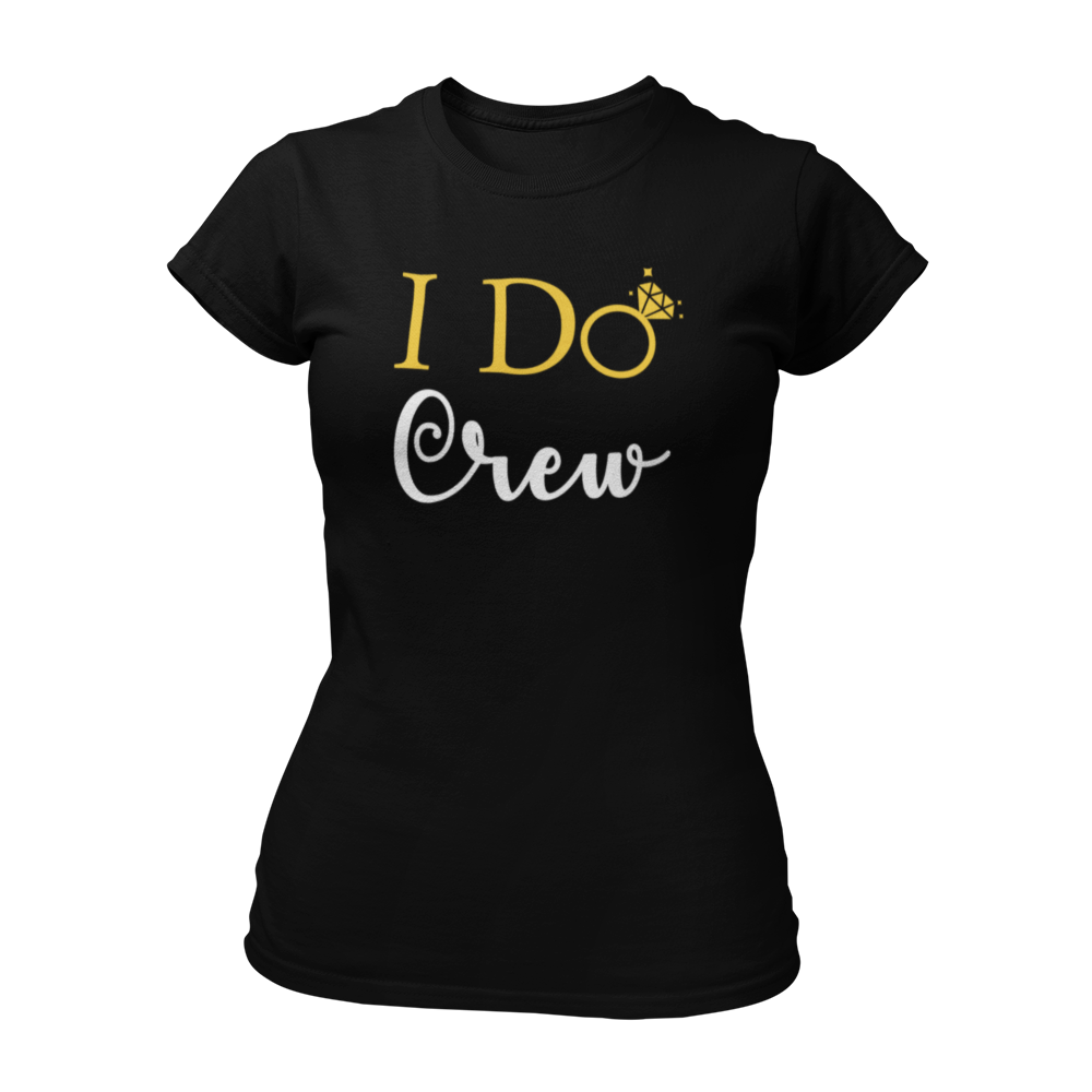 Damen T-Shirt "I do Crew" mit feinem Design und dem Text „I Do Crew“, das für die Begleiterinnen der Braut entworfen wurde. Der Schriftzug zeigt ein „o“ in Form eines Eherings mit Brillant, symbolisiert die bevorstehende Hochzeit und ist in Gold, Schwarz oder Weiß gehalten. Das körperbetonte Shirt hat kurze Ärmel und einen runden Ausschnitt, ideal für einen unvergesslichen Junggesellinnenabschied.