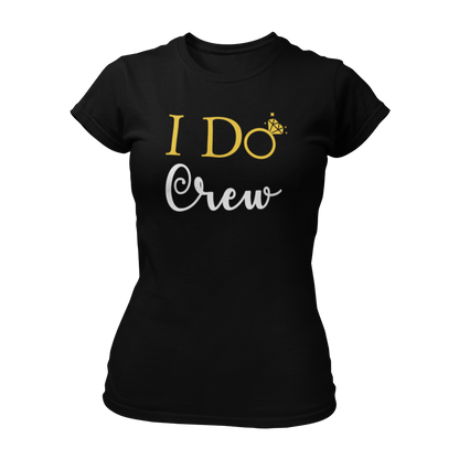 Damen T-Shirt "I do Crew" mit feinem Design und dem Text „I Do Crew“, das für die Begleiterinnen der Braut entworfen wurde. Der Schriftzug zeigt ein „o“ in Form eines Eherings mit Brillant, symbolisiert die bevorstehende Hochzeit und ist in Gold, Schwarz oder Weiß gehalten. Das körperbetonte Shirt hat kurze Ärmel und einen runden Ausschnitt, ideal für einen unvergesslichen Junggesellinnenabschied.