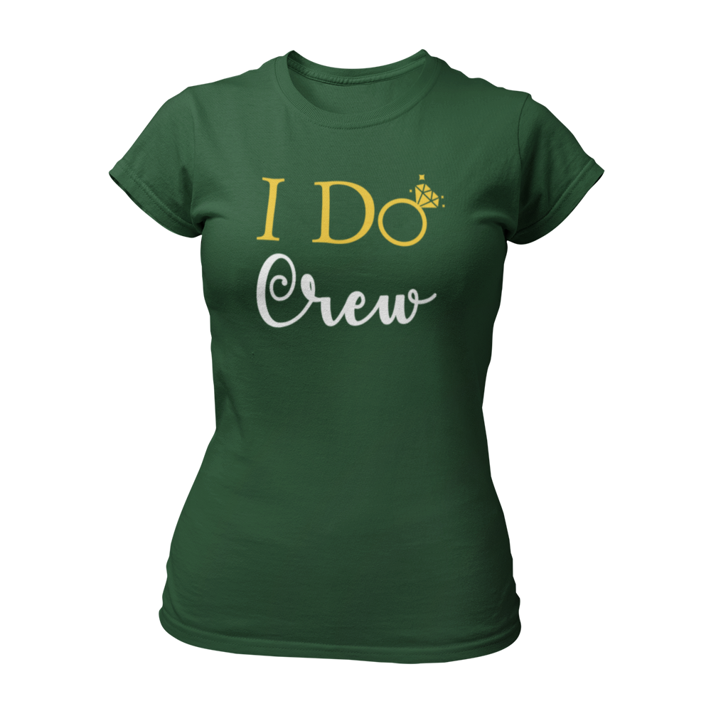 Damen T-Shirt "I do Crew" mit feinem Design und dem Text „I Do Crew“, das für die Begleiterinnen der Braut entworfen wurde. Der Schriftzug zeigt ein „o“ in Form eines Eherings mit Brillant, symbolisiert die bevorstehende Hochzeit und ist in Gold, Schwarz oder Weiß gehalten. Das körperbetonte Shirt hat kurze Ärmel und einen runden Ausschnitt, ideal für einen unvergesslichen Junggesellinnenabschied.