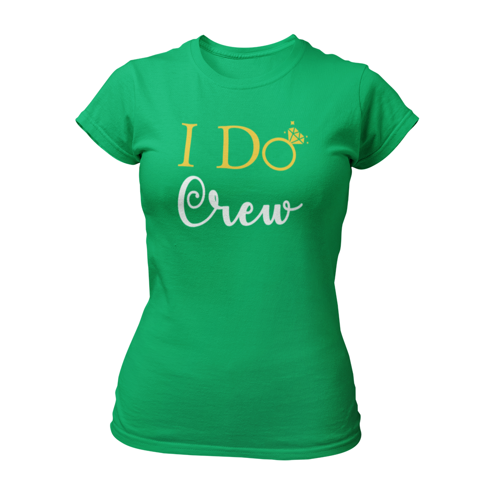 Damen T-Shirt "I do Crew" mit feinem Design und dem Text „I Do Crew“, das für die Begleiterinnen der Braut entworfen wurde. Der Schriftzug zeigt ein „o“ in Form eines Eherings mit Brillant, symbolisiert die bevorstehende Hochzeit und ist in Gold, Schwarz oder Weiß gehalten. Das körperbetonte Shirt hat kurze Ärmel und einen runden Ausschnitt, ideal für einen unvergesslichen Junggesellinnenabschied.