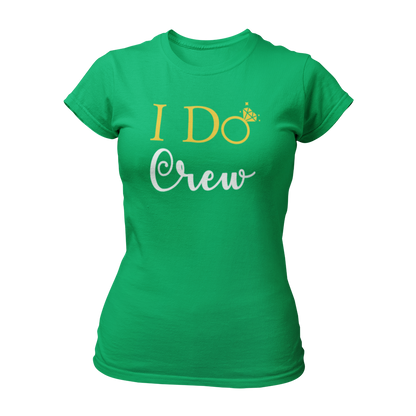 Damen T-Shirt "I do Crew" mit feinem Design und dem Text „I Do Crew“, das für die Begleiterinnen der Braut entworfen wurde. Der Schriftzug zeigt ein „o“ in Form eines Eherings mit Brillant, symbolisiert die bevorstehende Hochzeit und ist in Gold, Schwarz oder Weiß gehalten. Das körperbetonte Shirt hat kurze Ärmel und einen runden Ausschnitt, ideal für einen unvergesslichen Junggesellinnenabschied.