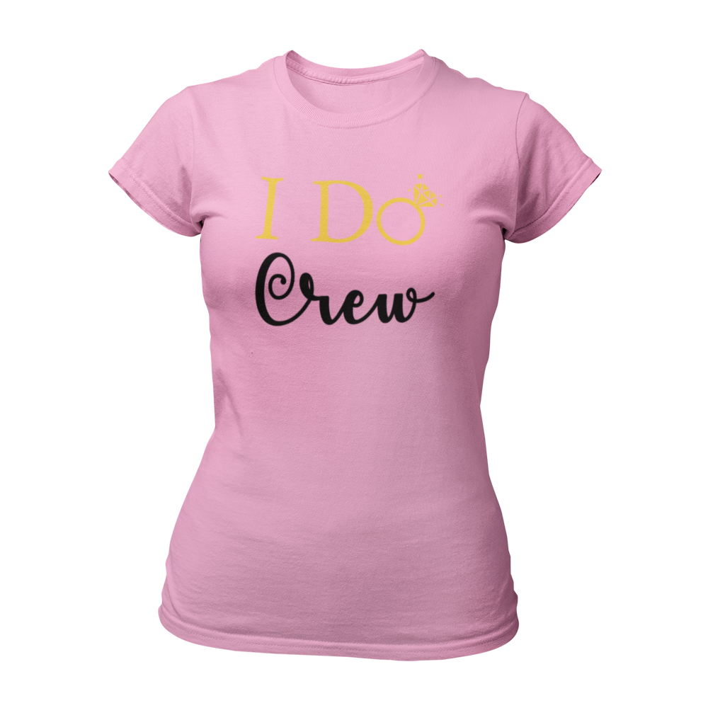 Damen T-Shirt "I do Crew" mit feinem Design und dem Text „I Do Crew“, das für die Begleiterinnen der Braut entworfen wurde. Der Schriftzug zeigt ein „o“ in Form eines Eherings mit Brillant, symbolisiert die bevorstehende Hochzeit und ist in Gold, Schwarz oder Weiß gehalten. Das körperbetonte Shirt hat kurze Ärmel und einen runden Ausschnitt, ideal für einen unvergesslichen Junggesellinnenabschied.