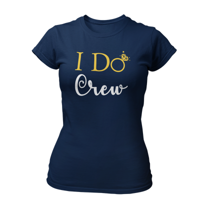 Damen T-Shirt "I do Crew" mit feinem Design und dem Text „I Do Crew“, das für die Begleiterinnen der Braut entworfen wurde. Der Schriftzug zeigt ein „o“ in Form eines Eherings mit Brillant, symbolisiert die bevorstehende Hochzeit und ist in Gold, Schwarz oder Weiß gehalten. Das körperbetonte Shirt hat kurze Ärmel und einen runden Ausschnitt, ideal für einen unvergesslichen Junggesellinnenabschied.