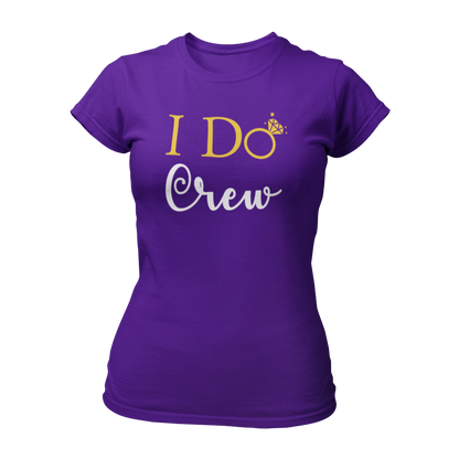 Damen T-Shirt "I do Crew" mit feinem Design und dem Text „I Do Crew“, das für die Begleiterinnen der Braut entworfen wurde. Der Schriftzug zeigt ein „o“ in Form eines Eherings mit Brillant, symbolisiert die bevorstehende Hochzeit und ist in Gold, Schwarz oder Weiß gehalten. Das körperbetonte Shirt hat kurze Ärmel und einen runden Ausschnitt, ideal für einen unvergesslichen Junggesellinnenabschied.