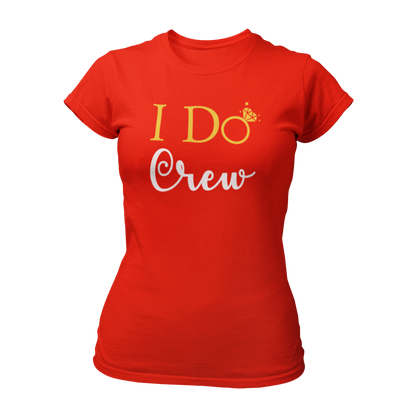 Damen T-Shirt "I do Crew" mit feinem Design und dem Text „I Do Crew“, das für die Begleiterinnen der Braut entworfen wurde. Der Schriftzug zeigt ein „o“ in Form eines Eherings mit Brillant, symbolisiert die bevorstehende Hochzeit und ist in Gold, Schwarz oder Weiß gehalten. Das körperbetonte Shirt hat kurze Ärmel und einen runden Ausschnitt, ideal für einen unvergesslichen Junggesellinnenabschied.