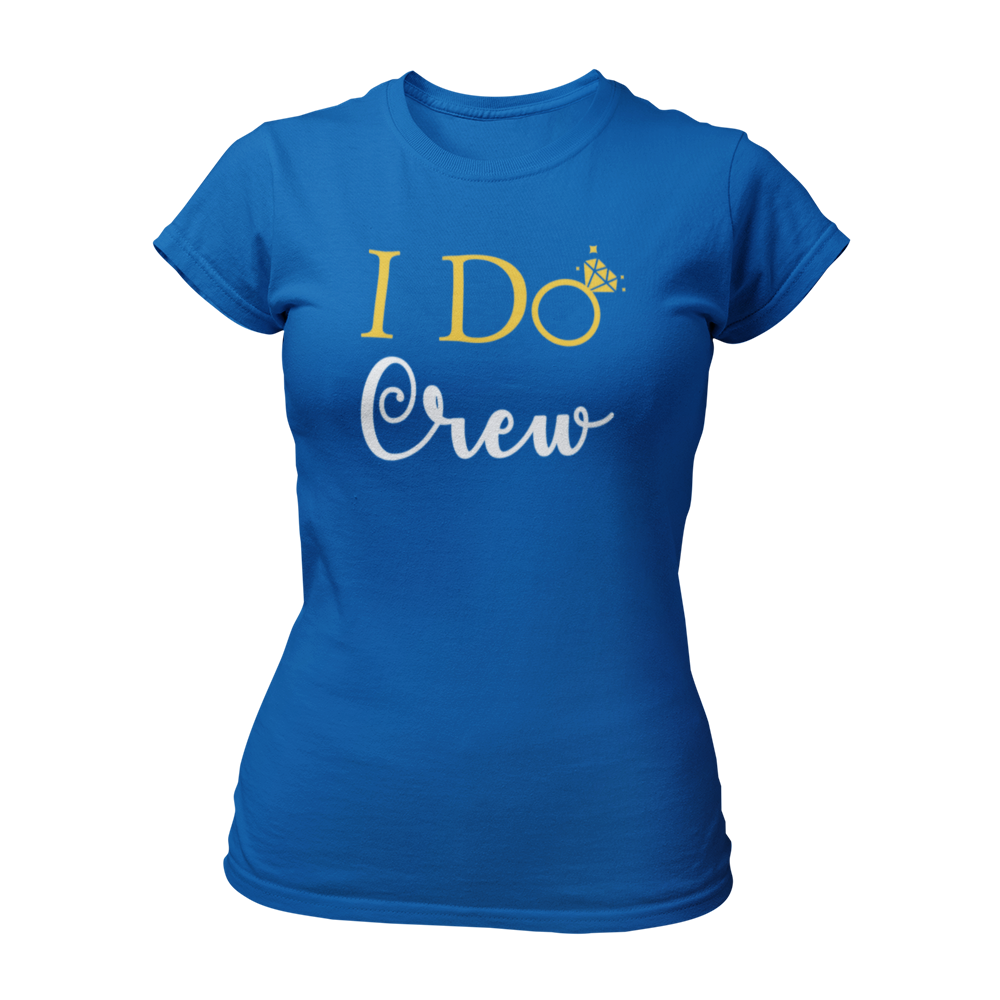 Damen T-Shirt "I do Crew" mit feinem Design und dem Text „I Do Crew“, das für die Begleiterinnen der Braut entworfen wurde. Der Schriftzug zeigt ein „o“ in Form eines Eherings mit Brillant, symbolisiert die bevorstehende Hochzeit und ist in Gold, Schwarz oder Weiß gehalten. Das körperbetonte Shirt hat kurze Ärmel und einen runden Ausschnitt, ideal für einen unvergesslichen Junggesellinnenabschied.