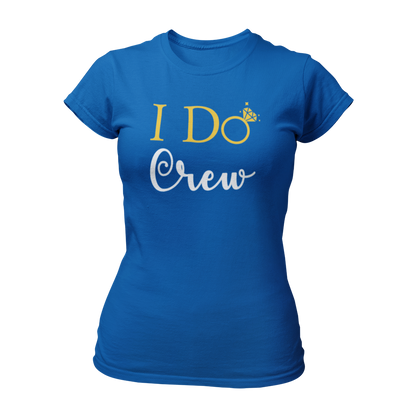 Damen T-Shirt "I do Crew" mit feinem Design und dem Text „I Do Crew“, das für die Begleiterinnen der Braut entworfen wurde. Der Schriftzug zeigt ein „o“ in Form eines Eherings mit Brillant, symbolisiert die bevorstehende Hochzeit und ist in Gold, Schwarz oder Weiß gehalten. Das körperbetonte Shirt hat kurze Ärmel und einen runden Ausschnitt, ideal für einen unvergesslichen Junggesellinnenabschied.