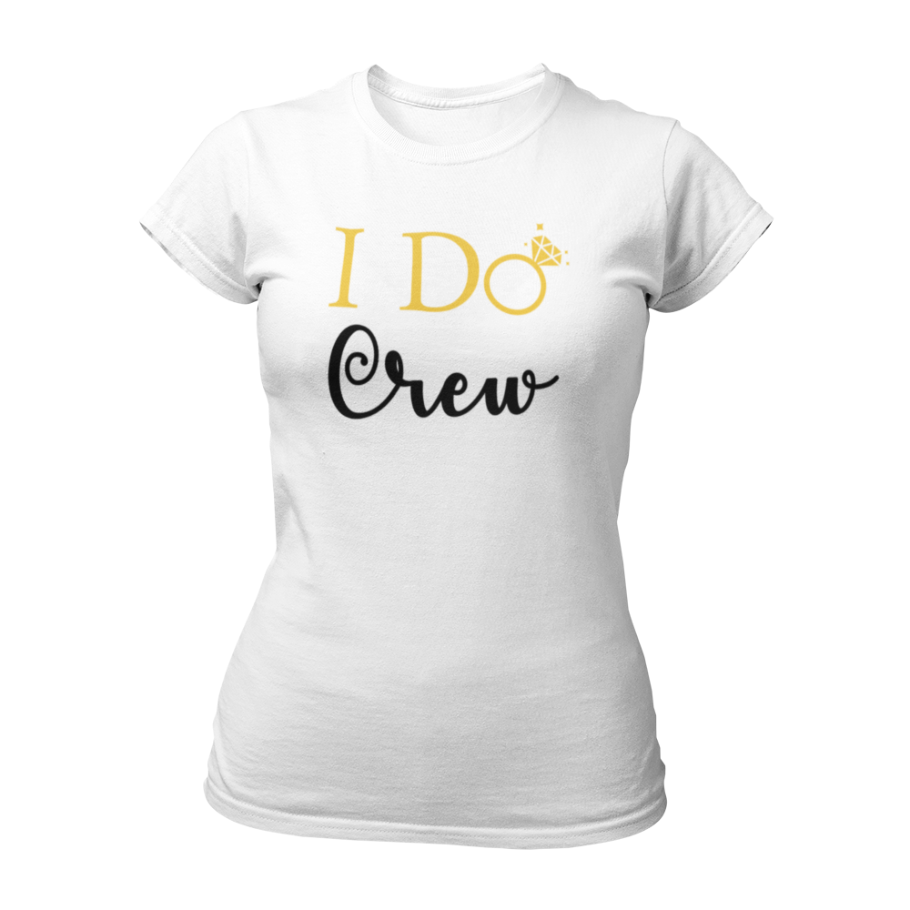 Damen T-Shirt "I do Crew" mit feinem Design und dem Text „I Do Crew“, das für die Begleiterinnen der Braut entworfen wurde. Der Schriftzug zeigt ein „o“ in Form eines Eherings mit Brillant, symbolisiert die bevorstehende Hochzeit und ist in Gold, Schwarz oder Weiß gehalten. Das körperbetonte Shirt hat kurze Ärmel und einen runden Ausschnitt, ideal für einen unvergesslichen Junggesellinnenabschied.