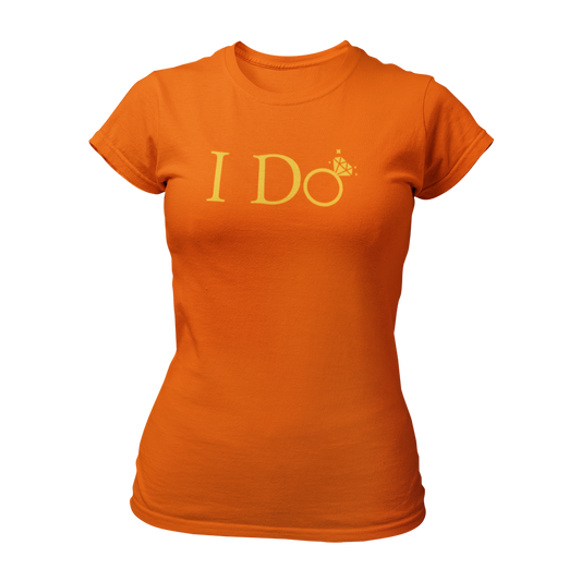 Das T-Shirt "I do" ist perfekt für die Junggesellin, um ihren bevorstehenden Hochzeitstag zu feiern. Mit einem schlichten und eleganten Design ist die Aufschrift "I Do" in goldenen Buchstaben gehalten, wobei das "o" als glänzender Ehering gestaltet ist. Das taillierte Shirt ist in vielen Farben erhältlich und eignet sich hervorragend für einen unvergesslichen Junggesellenabschied!