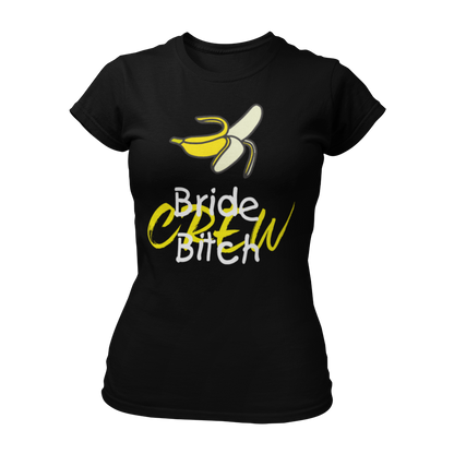 Damen T-Shirt mit dem frechen Aufdruck 'Bride Bitch Crew' und einem humorvollen Bananenmuster, perfekt für einen ausgelassenen Junggesellenabschied. Das taillierte Shirt verfügt über einen weiten Rundhalsausschnitt und kurze Ärmel, gefertigt aus hochwertigem Stoff für angenehmen Tragekomfort. Erhältlich in mehreren Farben, sorgt der knallige Druck für Aufmerksamkeit und fördert lustige Gespräche mit Passanten. Die passende Braut-Variante ist ebenfalls erhältlich.