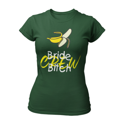 Damen T-Shirt mit dem frechen Aufdruck 'Bride Bitch Crew' und einem humorvollen Bananenmuster, perfekt für einen ausgelassenen Junggesellenabschied. Das taillierte Shirt verfügt über einen weiten Rundhalsausschnitt und kurze Ärmel, gefertigt aus hochwertigem Stoff für angenehmen Tragekomfort. Erhältlich in mehreren Farben, sorgt der knallige Druck für Aufmerksamkeit und fördert lustige Gespräche mit Passanten. Die passende Braut-Variante ist ebenfalls erhältlich.