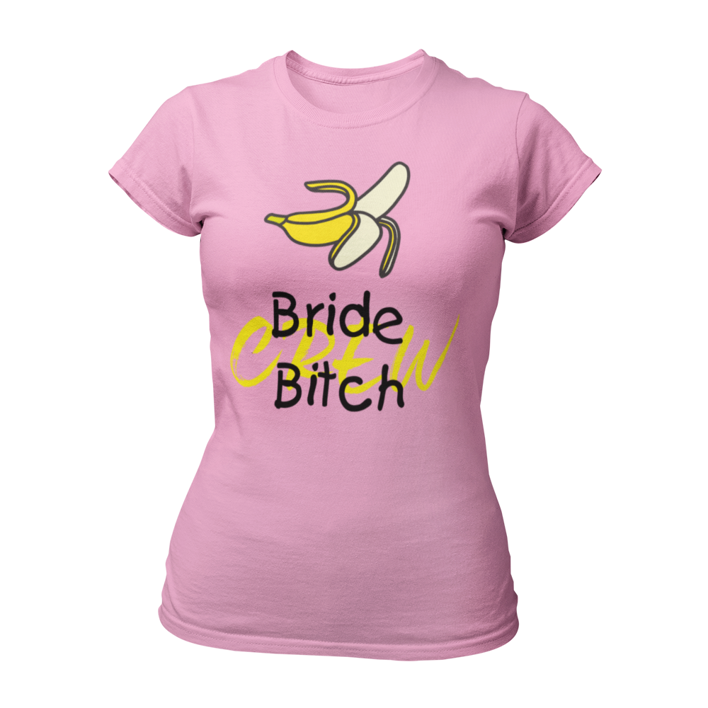 Damen T-Shirt mit dem frechen Aufdruck 'Bride Bitch Crew' und einem humorvollen Bananenmuster, perfekt für einen ausgelassenen Junggesellenabschied. Das taillierte Shirt verfügt über einen weiten Rundhalsausschnitt und kurze Ärmel, gefertigt aus hochwertigem Stoff für angenehmen Tragekomfort. Erhältlich in mehreren Farben, sorgt der knallige Druck für Aufmerksamkeit und fördert lustige Gespräche mit Passanten. Die passende Braut-Variante ist ebenfalls erhältlich.