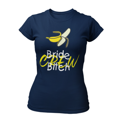 Damen T-Shirt mit dem frechen Aufdruck 'Bride Bitch Crew' und einem humorvollen Bananenmuster, perfekt für einen ausgelassenen Junggesellenabschied. Das taillierte Shirt verfügt über einen weiten Rundhalsausschnitt und kurze Ärmel, gefertigt aus hochwertigem Stoff für angenehmen Tragekomfort. Erhältlich in mehreren Farben, sorgt der knallige Druck für Aufmerksamkeit und fördert lustige Gespräche mit Passanten. Die passende Braut-Variante ist ebenfalls erhältlich.