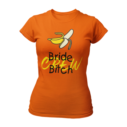 Damen T-Shirt mit dem frechen Aufdruck 'Bride Bitch Crew' und einem humorvollen Bananenmuster, perfekt für einen ausgelassenen Junggesellenabschied. Das taillierte Shirt verfügt über einen weiten Rundhalsausschnitt und kurze Ärmel, gefertigt aus hochwertigem Stoff für angenehmen Tragekomfort. Erhältlich in mehreren Farben, sorgt der knallige Druck für Aufmerksamkeit und fördert lustige Gespräche mit Passanten. Die passende Braut-Variante ist ebenfalls erhältlich.