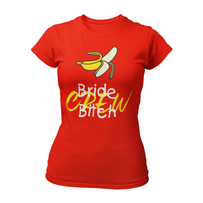 Damen T-Shirt mit dem frechen Aufdruck 'Bride Bitch Crew' und einem humorvollen Bananenmuster, perfekt für einen ausgelassenen Junggesellenabschied. Das taillierte Shirt verfügt über einen weiten Rundhalsausschnitt und kurze Ärmel, gefertigt aus hochwertigem Stoff für angenehmen Tragekomfort. Erhältlich in mehreren Farben, sorgt der knallige Druck für Aufmerksamkeit und fördert lustige Gespräche mit Passanten. Die passende Braut-Variante ist ebenfalls erhältlich.