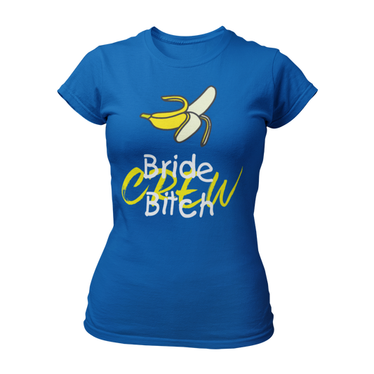 Damen T-Shirt mit dem frechen Aufdruck 'Bride Bitch Crew' und einem humorvollen Bananenmuster, perfekt für einen ausgelassenen Junggesellenabschied. Das taillierte Shirt verfügt über einen weiten Rundhalsausschnitt und kurze Ärmel, gefertigt aus hochwertigem Stoff für angenehmen Tragekomfort. Erhältlich in mehreren Farben, sorgt der knallige Druck für Aufmerksamkeit und fördert lustige Gespräche mit Passanten. Die passende Braut-Variante ist ebenfalls erhältlich.