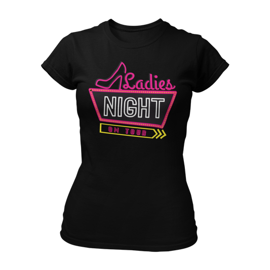 JGA T-Shirt 'Ladies Night on Tour' im Neon-Stil, inspiriert von Vegas Ortsschildern. Tailliert geschnitten, mit grellen Farben und dem Spruch 'Ladies Night – on Tour'. Perfekt für die Junggesellinnen-Party und in verschiedenen Farben erhältlich, ideal für einen unvergesslichen Abend.