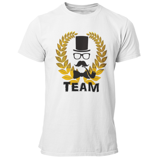 Das JGA T-Shirt „Lorbeerkranz Team“ kombiniert stilvolles Design mit Eleganz für den Junggesellenabschied. Der goldene Lorbeerkranz und die schlichte „Team“-Aufschrift machen es zum perfekten Outfit für die Begleiter des Bräutigams. Zusammen mit der passenden „Bräutigam“-Variante sorgt dieses Shirt für ein harmonisches Erscheinungsbild bei der Feier!