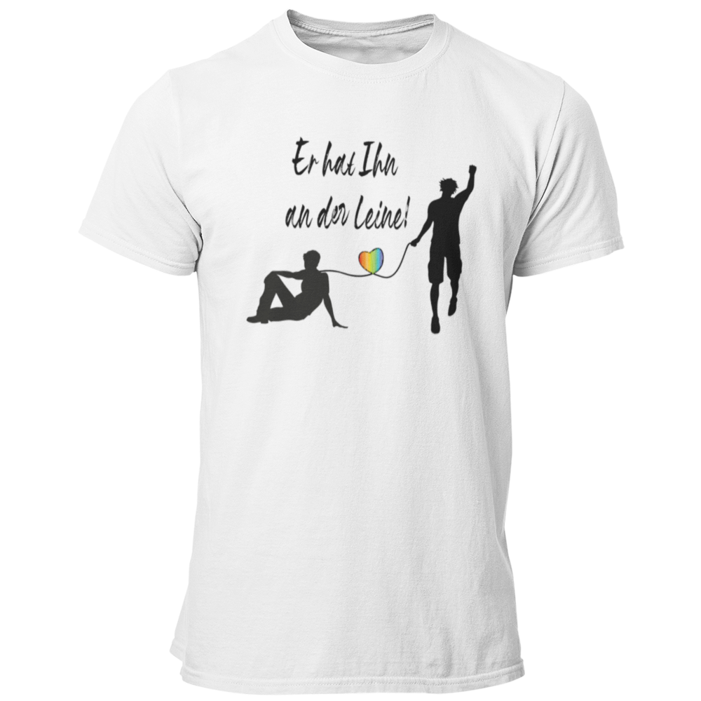 Das JGA T-Shirt "Er hat Ihn an der Leine" zeigt ein kreatives Design mit einem Regenbogenherz und unterstützt euren schwulen Bräutigam während seines Junggesellenabschieds. Ideal für Spiele und um als Gruppe zusammenzuhalten, symbolisiert es den Mut zur Hochzeit und die Liebe. Die hochwertige Qualität sorgt dafür, dass das Shirt viele Erinnerungen und Feiern übersteht – ein perfektes Andenken an diesen besonderen Tag!