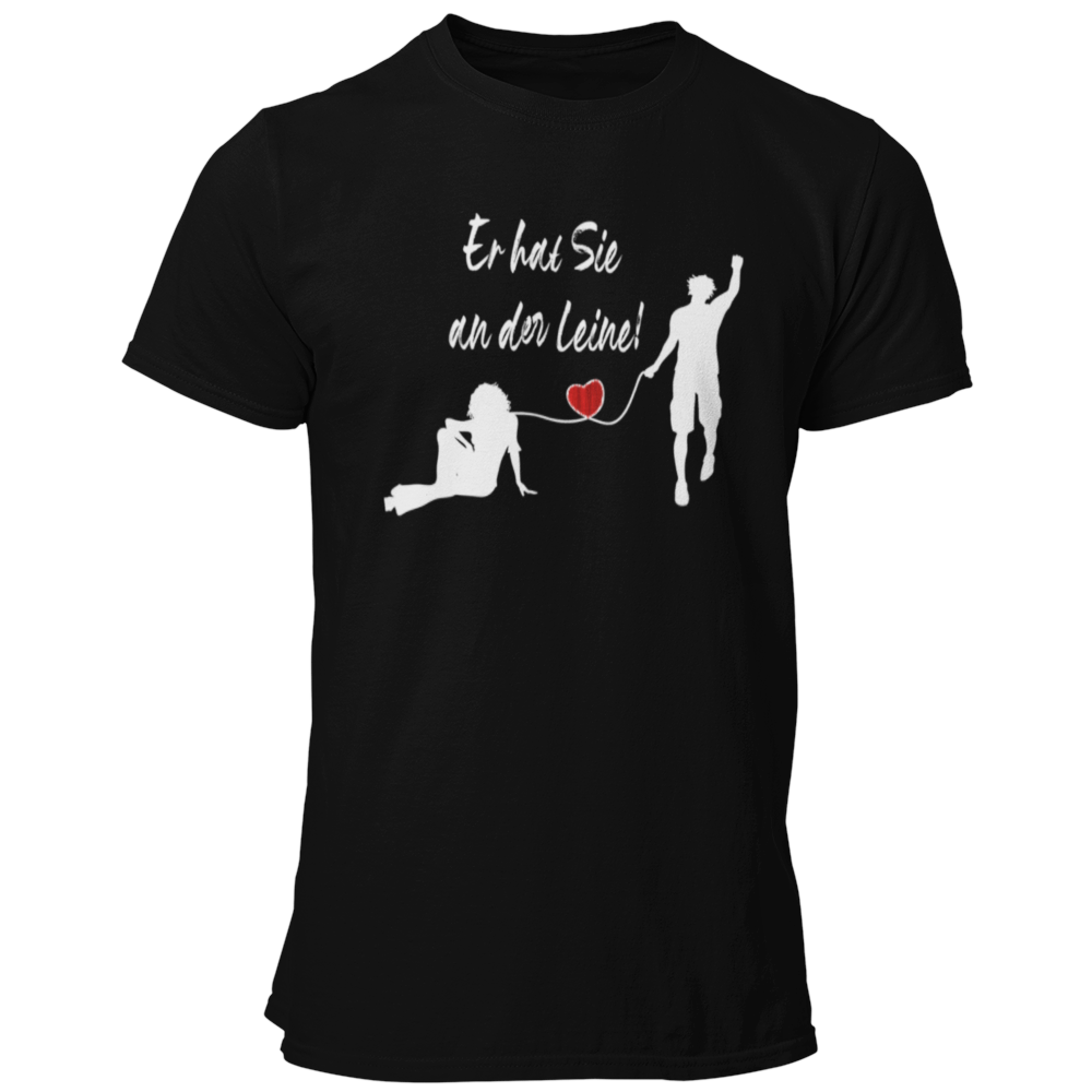 Das JGA T-Shirt "Er hat Sie an der Leine" feiert humorvoll den Bräutigam kurz vor seiner Hochzeit. Mit einem stilvollen Design, das ein rotes Herz zeigt, ist es perfekt für einen feuchtfröhlichen Abend mit Freunden und bringt die Vorfreude auf die Ehe charmant zum Ausdruck.