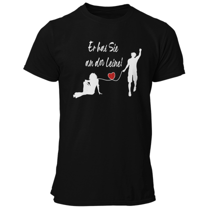 Das JGA T-Shirt "Er hat Sie an der Leine" feiert humorvoll den Bräutigam kurz vor seiner Hochzeit. Mit einem stilvollen Design, das ein rotes Herz zeigt, ist es perfekt für einen feuchtfröhlichen Abend mit Freunden und bringt die Vorfreude auf die Ehe charmant zum Ausdruck.