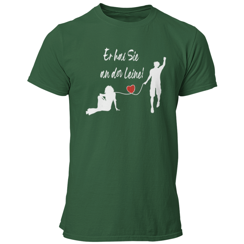 Das JGA T-Shirt "Er hat Sie an der Leine" feiert humorvoll den Bräutigam kurz vor seiner Hochzeit. Mit einem stilvollen Design, das ein rotes Herz zeigt, ist es perfekt für einen feuchtfröhlichen Abend mit Freunden und bringt die Vorfreude auf die Ehe charmant zum Ausdruck.