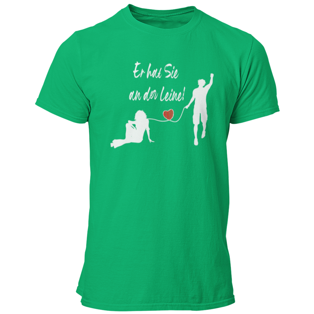 Das JGA T-Shirt "Er hat Sie an der Leine" feiert humorvoll den Bräutigam kurz vor seiner Hochzeit. Mit einem stilvollen Design, das ein rotes Herz zeigt, ist es perfekt für einen feuchtfröhlichen Abend mit Freunden und bringt die Vorfreude auf die Ehe charmant zum Ausdruck.