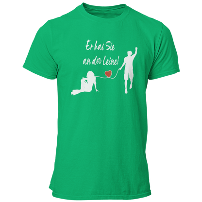 Das JGA T-Shirt "Er hat Sie an der Leine" feiert humorvoll den Bräutigam kurz vor seiner Hochzeit. Mit einem stilvollen Design, das ein rotes Herz zeigt, ist es perfekt für einen feuchtfröhlichen Abend mit Freunden und bringt die Vorfreude auf die Ehe charmant zum Ausdruck.