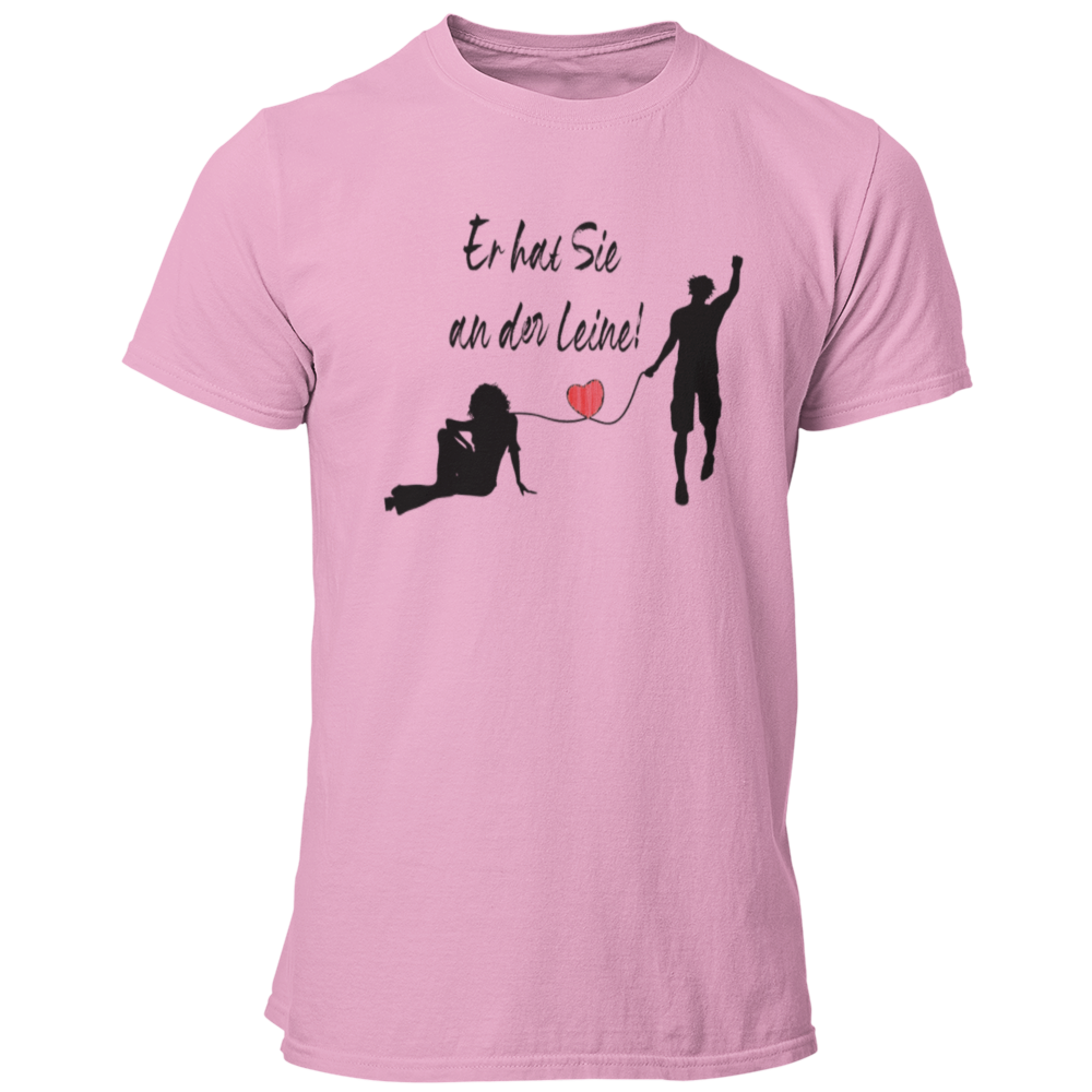 Das JGA T-Shirt "Er hat Sie an der Leine" feiert humorvoll den Bräutigam kurz vor seiner Hochzeit. Mit einem stilvollen Design, das ein rotes Herz zeigt, ist es perfekt für einen feuchtfröhlichen Abend mit Freunden und bringt die Vorfreude auf die Ehe charmant zum Ausdruck.