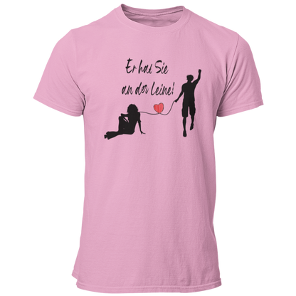 Das JGA T-Shirt "Er hat Sie an der Leine" feiert humorvoll den Bräutigam kurz vor seiner Hochzeit. Mit einem stilvollen Design, das ein rotes Herz zeigt, ist es perfekt für einen feuchtfröhlichen Abend mit Freunden und bringt die Vorfreude auf die Ehe charmant zum Ausdruck.