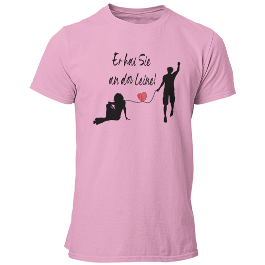 Das JGA T-Shirt "Er hat Sie an der Leine" feiert humorvoll den Bräutigam kurz vor seiner Hochzeit. Mit einem stilvollen Design, das ein rotes Herz zeigt, ist es perfekt für einen feuchtfröhlichen Abend mit Freunden und bringt die Vorfreude auf die Ehe charmant zum Ausdruck.