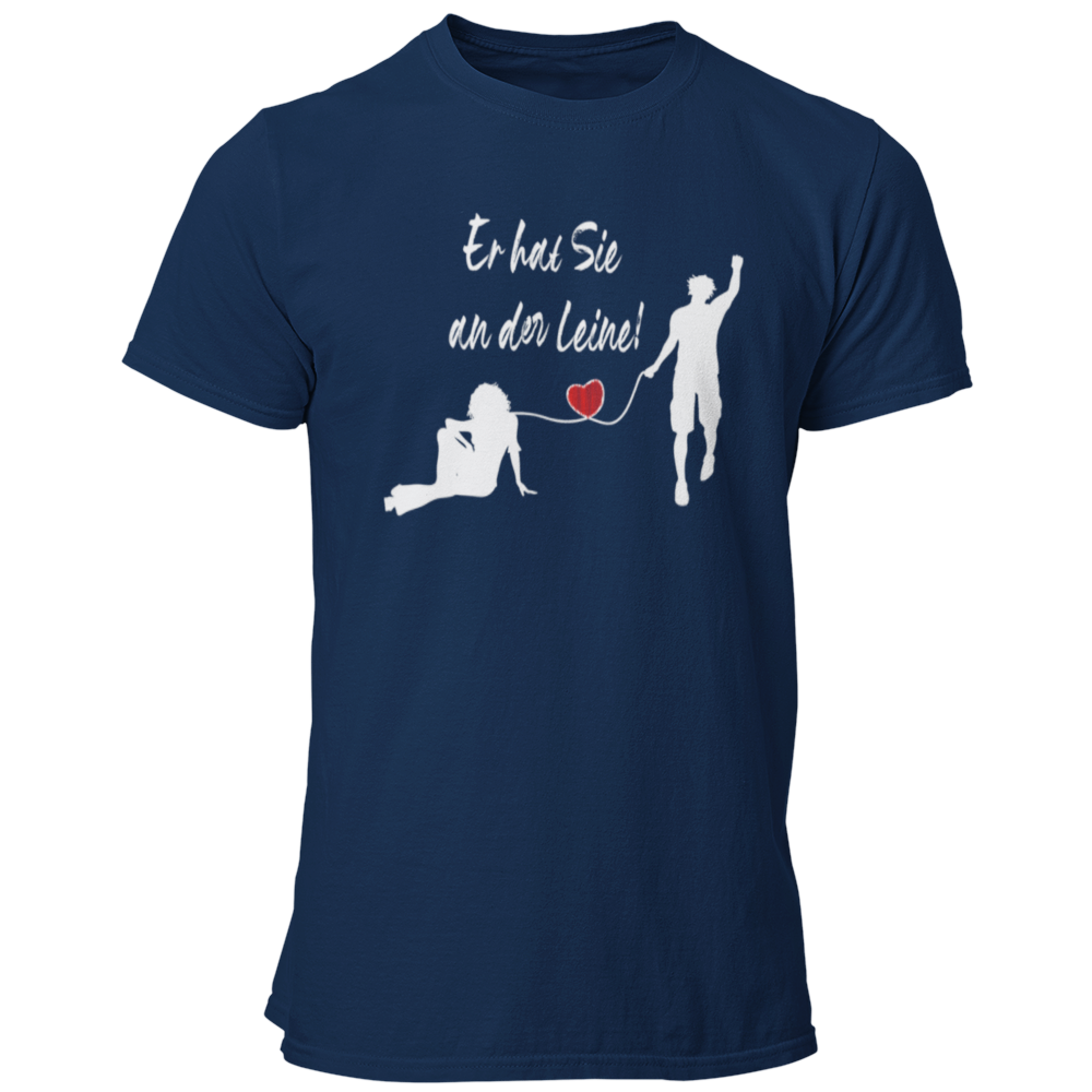 Das JGA T-Shirt "Er hat Sie an der Leine" feiert humorvoll den Bräutigam kurz vor seiner Hochzeit. Mit einem stilvollen Design, das ein rotes Herz zeigt, ist es perfekt für einen feuchtfröhlichen Abend mit Freunden und bringt die Vorfreude auf die Ehe charmant zum Ausdruck.