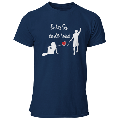 Das JGA T-Shirt "Er hat Sie an der Leine" feiert humorvoll den Bräutigam kurz vor seiner Hochzeit. Mit einem stilvollen Design, das ein rotes Herz zeigt, ist es perfekt für einen feuchtfröhlichen Abend mit Freunden und bringt die Vorfreude auf die Ehe charmant zum Ausdruck.