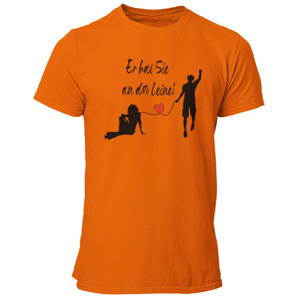 Das JGA T-Shirt "Er hat Sie an der Leine" feiert humorvoll den Bräutigam kurz vor seiner Hochzeit. Mit einem stilvollen Design, das ein rotes Herz zeigt, ist es perfekt für einen feuchtfröhlichen Abend mit Freunden und bringt die Vorfreude auf die Ehe charmant zum Ausdruck.