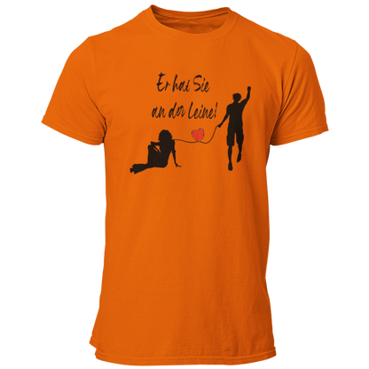 Das JGA T-Shirt "Er hat Sie an der Leine" feiert humorvoll den Bräutigam kurz vor seiner Hochzeit. Mit einem stilvollen Design, das ein rotes Herz zeigt, ist es perfekt für einen feuchtfröhlichen Abend mit Freunden und bringt die Vorfreude auf die Ehe charmant zum Ausdruck.