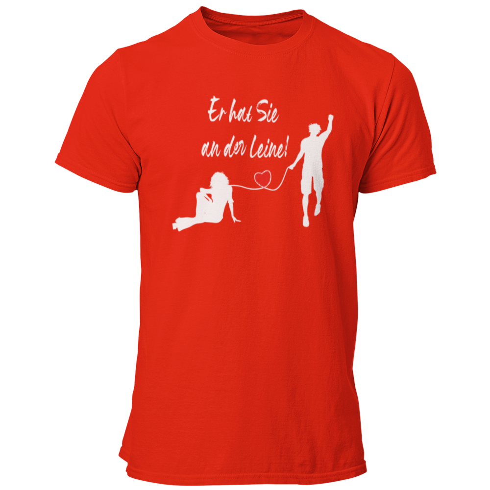 Das JGA T-Shirt "Er hat Sie an der Leine" feiert humorvoll den Bräutigam kurz vor seiner Hochzeit. Mit einem stilvollen Design, das ein rotes Herz zeigt, ist es perfekt für einen feuchtfröhlichen Abend mit Freunden und bringt die Vorfreude auf die Ehe charmant zum Ausdruck.