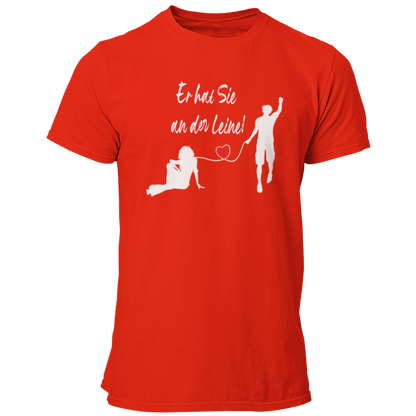 Das JGA T-Shirt "Er hat Sie an der Leine" feiert humorvoll den Bräutigam kurz vor seiner Hochzeit. Mit einem stilvollen Design, das ein rotes Herz zeigt, ist es perfekt für einen feuchtfröhlichen Abend mit Freunden und bringt die Vorfreude auf die Ehe charmant zum Ausdruck.