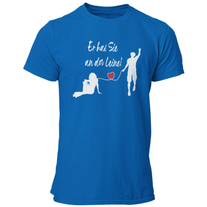 Das JGA T-Shirt "Er hat Sie an der Leine" feiert humorvoll den Bräutigam kurz vor seiner Hochzeit. Mit einem stilvollen Design, das ein rotes Herz zeigt, ist es perfekt für einen feuchtfröhlichen Abend mit Freunden und bringt die Vorfreude auf die Ehe charmant zum Ausdruck.