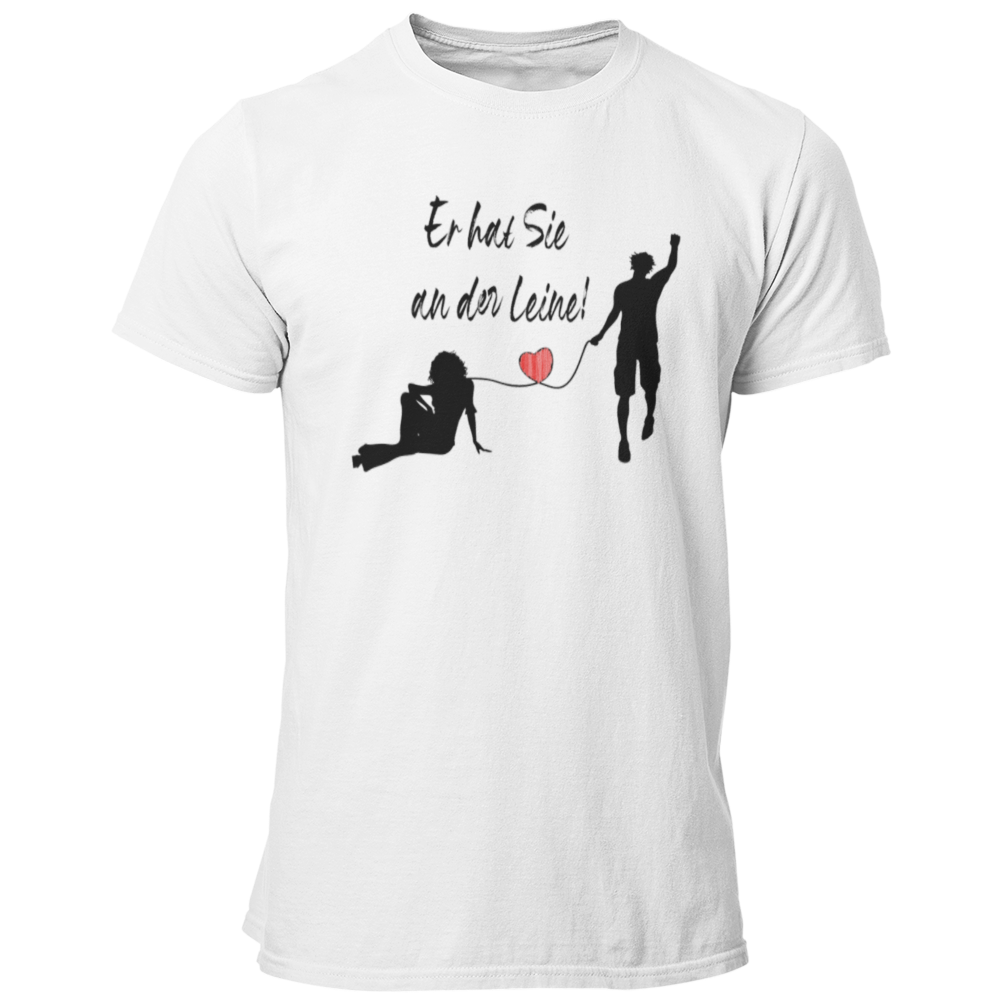 Das JGA T-Shirt "Er hat Sie an der Leine" feiert humorvoll den Bräutigam kurz vor seiner Hochzeit. Mit einem stilvollen Design, das ein rotes Herz zeigt, ist es perfekt für einen feuchtfröhlichen Abend mit Freunden und bringt die Vorfreude auf die Ehe charmant zum Ausdruck.