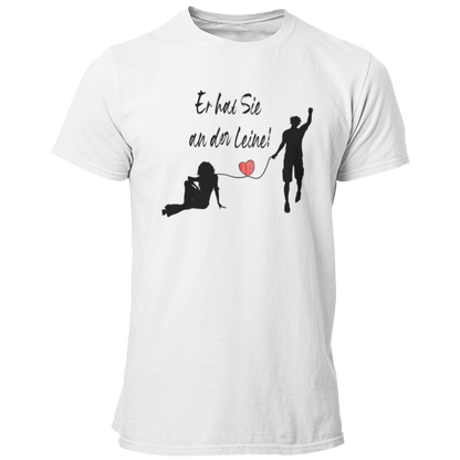 Das JGA T-Shirt "Er hat Sie an der Leine" feiert humorvoll den Bräutigam kurz vor seiner Hochzeit. Mit einem stilvollen Design, das ein rotes Herz zeigt, ist es perfekt für einen feuchtfröhlichen Abend mit Freunden und bringt die Vorfreude auf die Ehe charmant zum Ausdruck.