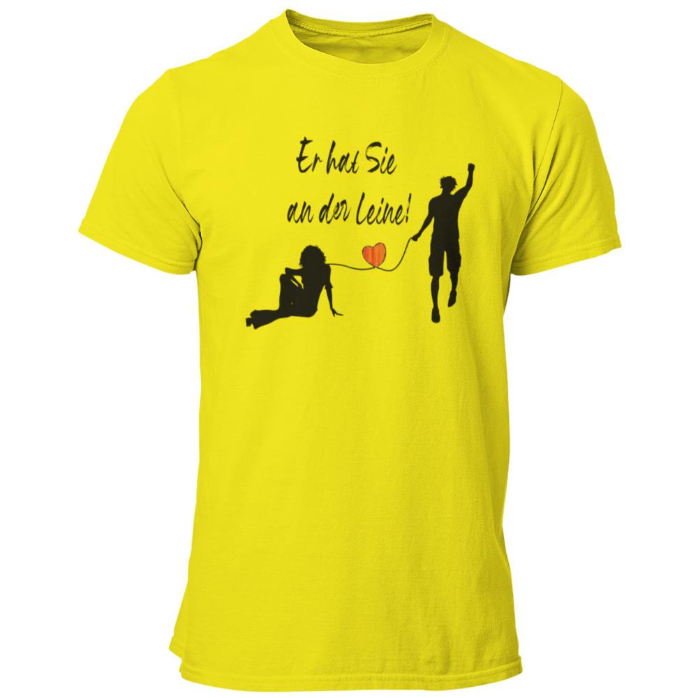 Das JGA T-Shirt "Er hat Sie an der Leine" feiert humorvoll den Bräutigam kurz vor seiner Hochzeit. Mit einem stilvollen Design, das ein rotes Herz zeigt, ist es perfekt für einen feuchtfröhlichen Abend mit Freunden und bringt die Vorfreude auf die Ehe charmant zum Ausdruck.