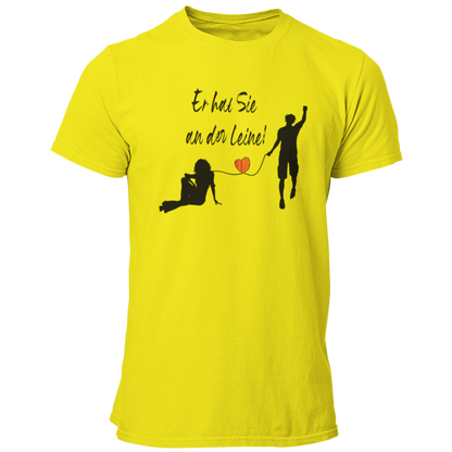 Das JGA T-Shirt "Er hat Sie an der Leine" feiert humorvoll den Bräutigam kurz vor seiner Hochzeit. Mit einem stilvollen Design, das ein rotes Herz zeigt, ist es perfekt für einen feuchtfröhlichen Abend mit Freunden und bringt die Vorfreude auf die Ehe charmant zum Ausdruck.